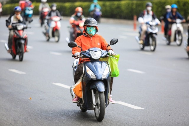 Miền Bắc nắng nóng gay gắt, chiều tối xuất hiện mưa dông mạnh- Ảnh 1. Miền Bắc nắng nóng gay gắt, chiều tối xuất hiện mưa dông mạnh- Ảnh 1.