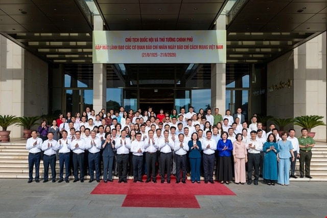 Chủ tịch Quốc hội và Thủ tướng Chính phủ gặp mặt Lãnh đạo các cơ quan báo chí- Ảnh 7. Chủ tịch Quốc hội và Thủ tướng Chính phủ gặp mặt Lãnh đạo các cơ quan báo chí- Ảnh 7.