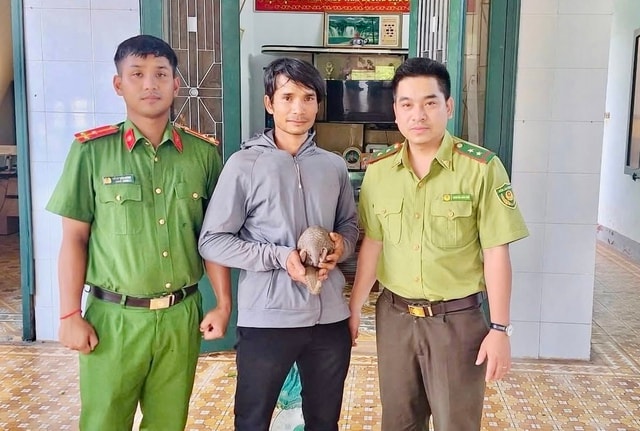 Người đàn ông bàn giao con vật quý hiếm có nguy cơ tuyệt chủng - Ảnh 1.