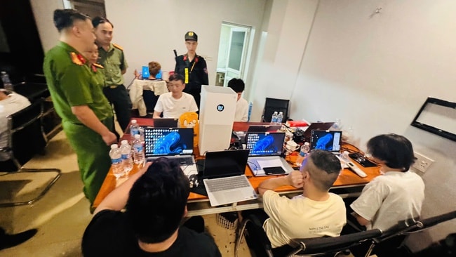 Đột kích khách sạn ở Lào Cai, bắt giữ 19 người Trung Quốc lập 'ổ' lừa đảo xuyên biên giới- Ảnh 1.