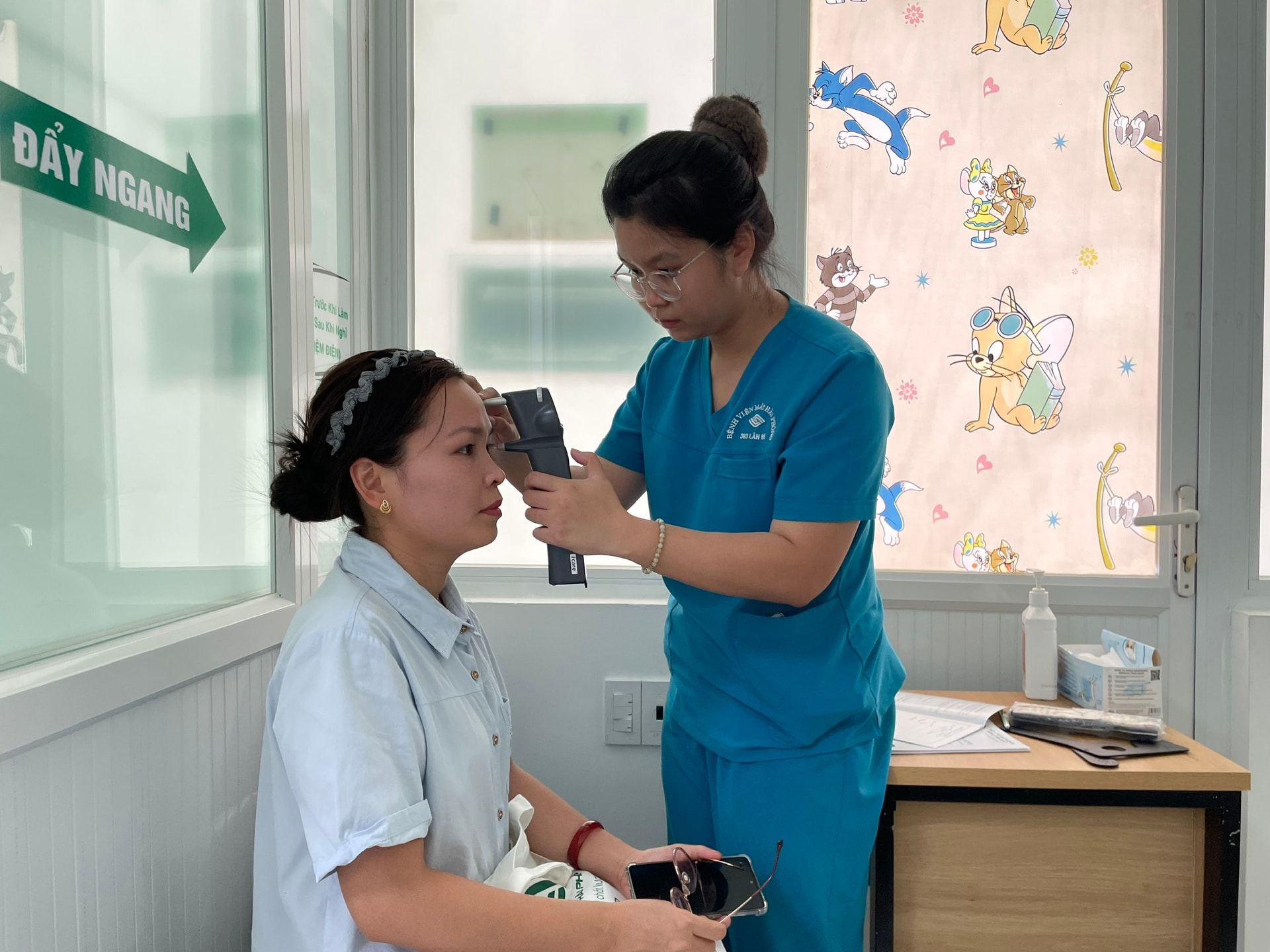 Gần 100 nhà báo, phóng viên được khám, chăm sóc mắt miễn phí- Ảnh 4.