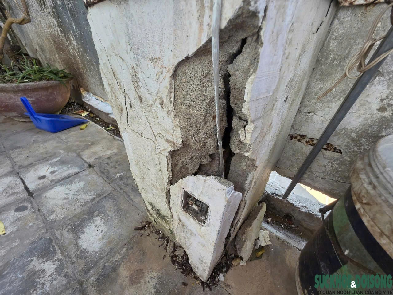 Lan can rơi trong đêm, hàng trăm hộ dân thấp thỏm chờ rời chung cư cũ- Ảnh 5. Lan can rơi trong đêm, hàng trăm hộ dân thấp thỏm chờ rời chung cư cũ- Ảnh 5.