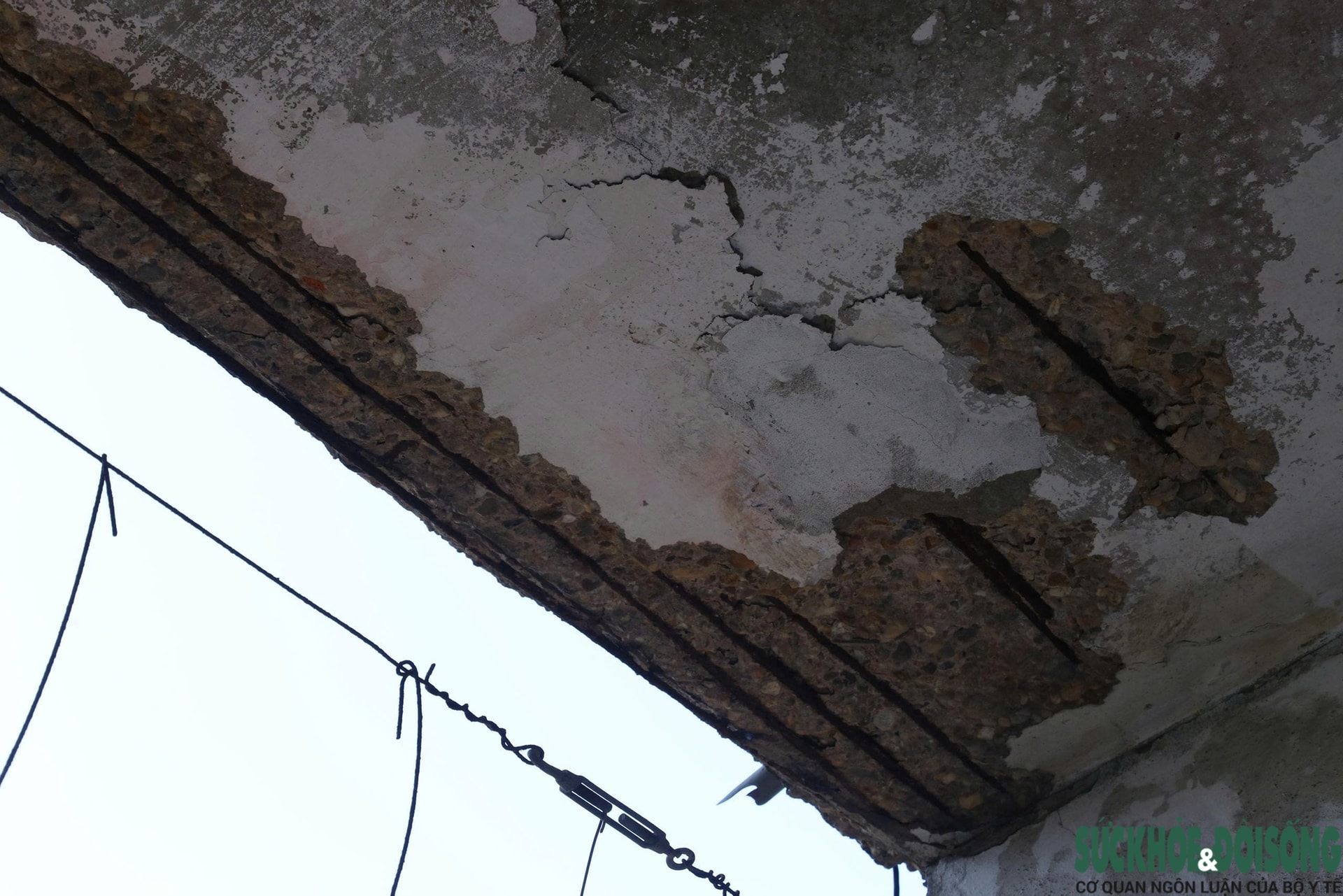 Lan can rơi trong đêm, hàng trăm hộ dân thấp thỏm chờ rời chung cư cũ- Ảnh 7. Lan can rơi trong đêm, hàng trăm hộ dân thấp thỏm chờ rời chung cư cũ- Ảnh 7.