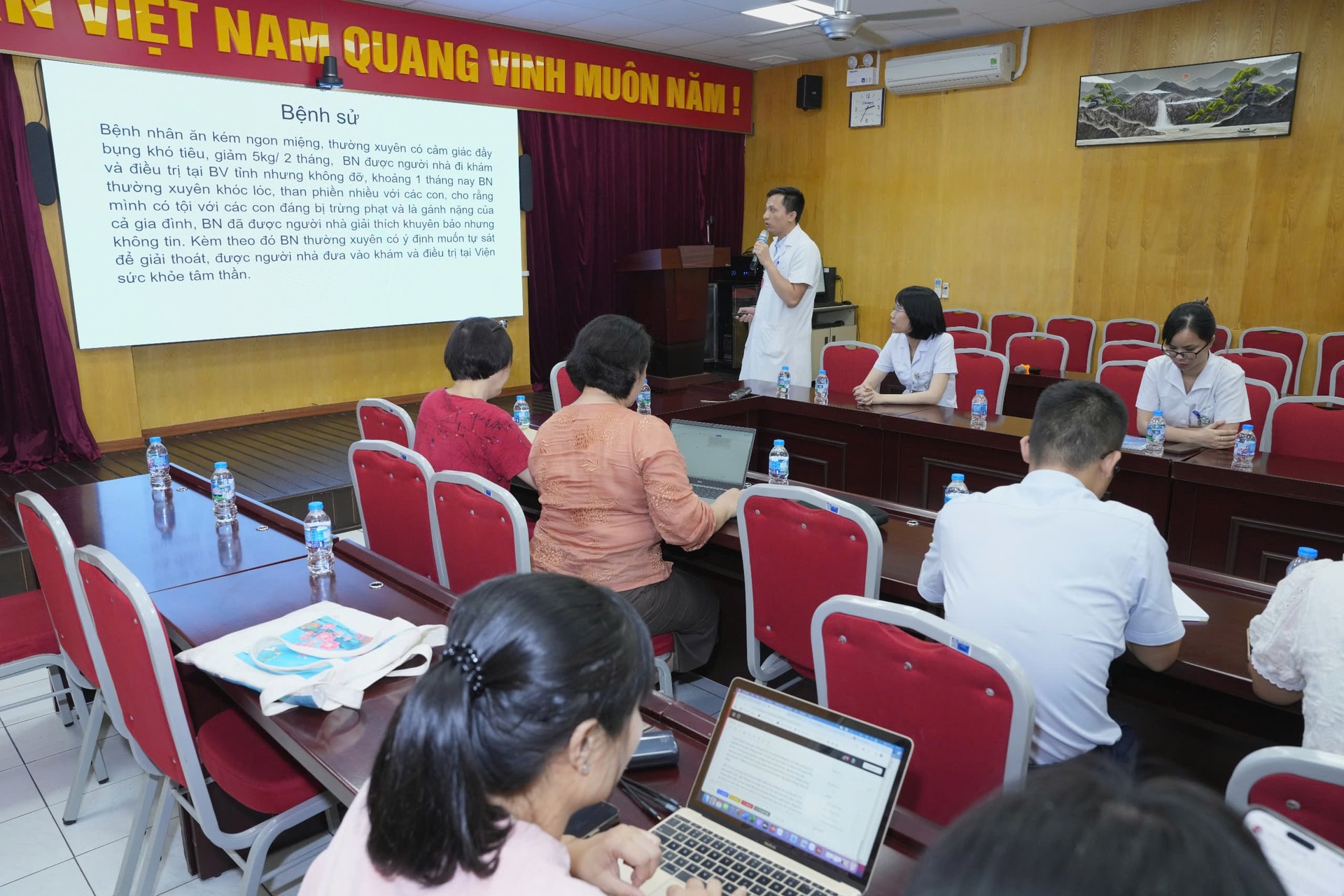Cô đơn ở người cao tuổi: Nguy cơ âm thầm dẫn tới trầm cảm, tự sát- Ảnh 1. Cô đơn ở người cao tuổi: Nguy cơ âm thầm dẫn tới trầm cảm, tự sát- Ảnh 1.