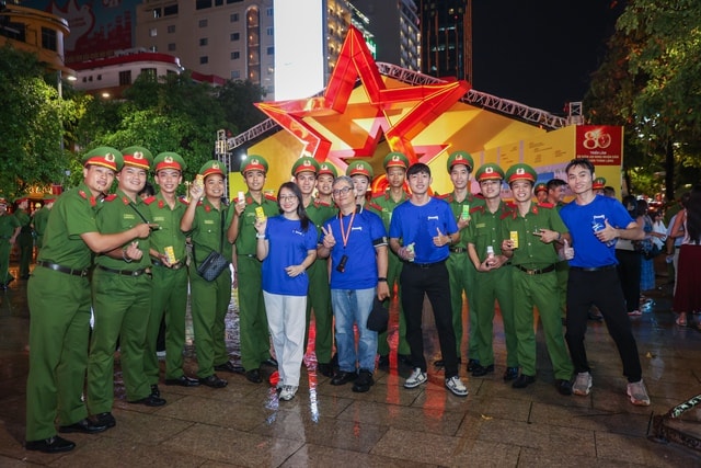 Vinamilk mang đến những trạm tiếp năng lượng giữa Gala 'Tổ quốc bình yên'- Ảnh 1.