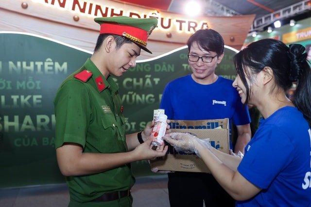 Vinamilk mang đến những trạm tiếp năng lượng giữa Gala 'Tổ quốc bình yên'- Ảnh 10.
