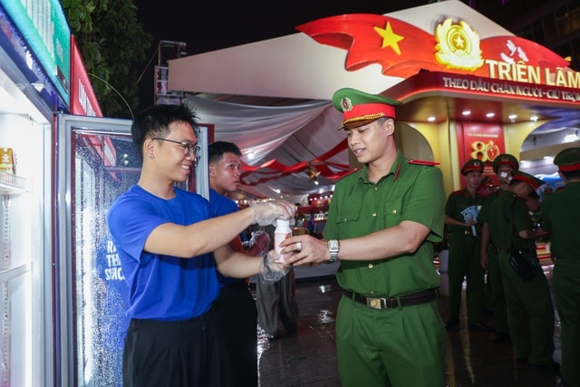 Vinamilk mang đến những trạm tiếp năng lượng giữa Gala 'Tổ quốc bình yên'- Ảnh 5.