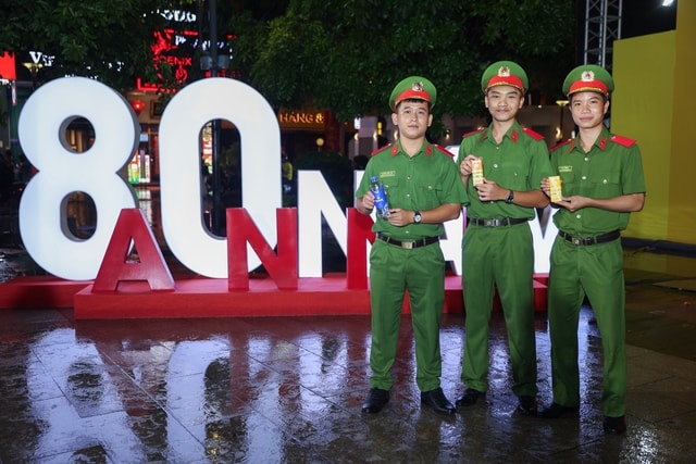 Vinamilk mang đến những trạm tiếp năng lượng giữa Gala 'Tổ quốc bình yên'- Ảnh 9.