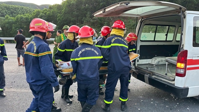 Video giải cứu tài xế mắc kẹt sau vụ tai nạn trên cao tốc La Sơn - Hòa Liên- Ảnh 4. Video giải cứu tài xế mắc kẹt sau vụ tai nạn trên cao tốc La Sơn - Hòa Liên- Ảnh 4.