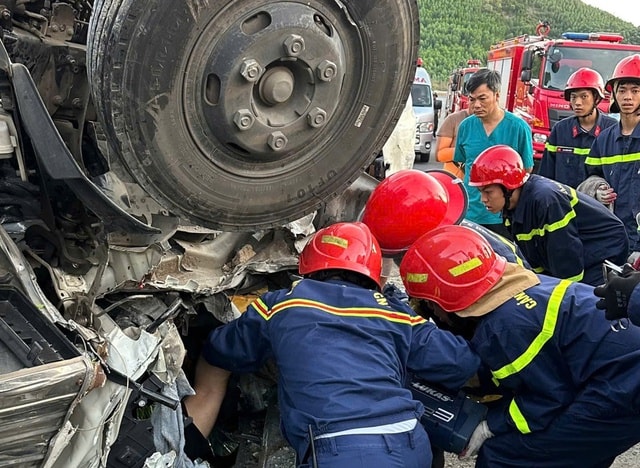 Video giải cứu tài xế mắc kẹt sau vụ tai nạn trên cao tốc La Sơn - Hòa Liên- Ảnh 1. Video giải cứu tài xế mắc kẹt sau vụ tai nạn trên cao tốc La Sơn - Hòa Liên- Ảnh 1.
