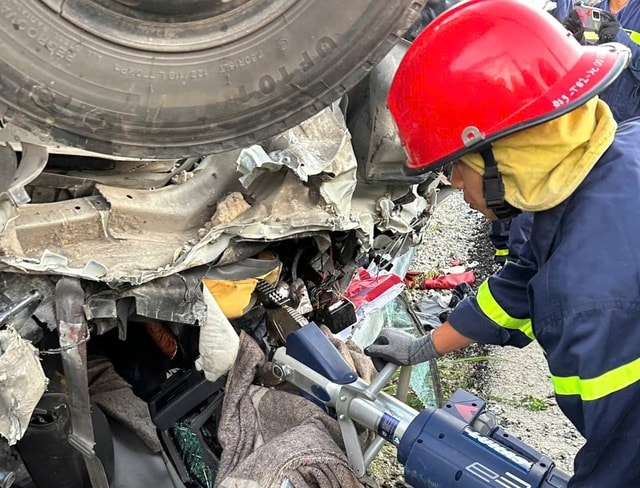 Video giải cứu tài xế mắc kẹt sau vụ tai nạn trên cao tốc La Sơn - Hòa Liên- Ảnh 2. Video giải cứu tài xế mắc kẹt sau vụ tai nạn trên cao tốc La Sơn - Hòa Liên- Ảnh 2.
