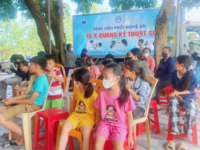 Khám sàng lọc hơn 6.500 người dân, phát hiện gần 600 trường hợp bệnh hô hấp - Ảnh 1. Khám sàng lọc hơn 6.500 người dân, phát hiện gần 600 trường hợp bệnh hô hấp - Ảnh 1.