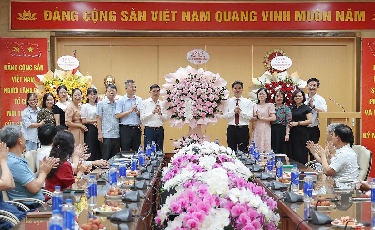 Lãnh đạo Bộ Y tế gặp mặt, chúc mừng các cơ quan báo chí, truyền thông của ngành nhân Kỷ niệm 101 năm Ngày Báo chí cách mạng Việt Nam- Ảnh 5. Lãnh đạo Bộ Y tế gặp mặt, chúc mừng các cơ quan báo chí, truyền thông của ngành nhân Kỷ niệm 101 năm Ngày Báo chí cách mạng Việt Nam- Ảnh 5.