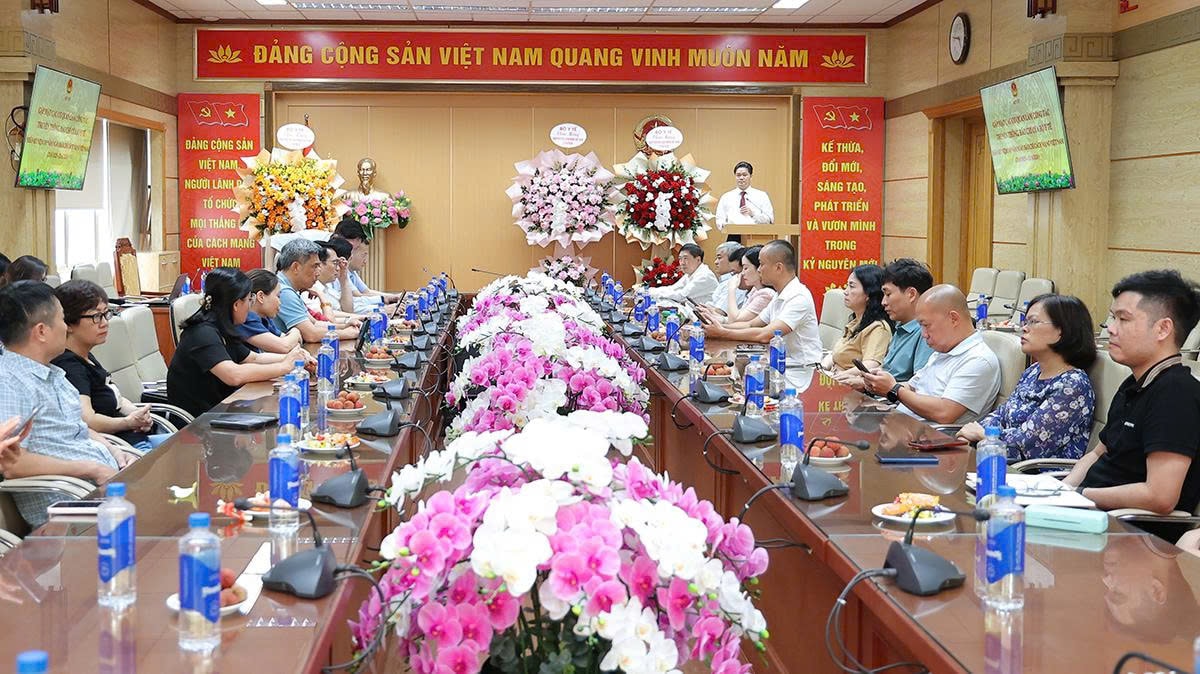 Lãnh đạo Bộ Y tế gặp mặt, chúc mừng các cơ quan báo chí, truyền thông của ngành nhân Kỷ niệm 101 năm Ngày Báo chí cách mạng Việt Nam- Ảnh 2. Lãnh đạo Bộ Y tế gặp mặt, chúc mừng các cơ quan báo chí, truyền thông của ngành nhân Kỷ niệm 101 năm Ngày Báo chí cách mạng Việt Nam- Ảnh 2.