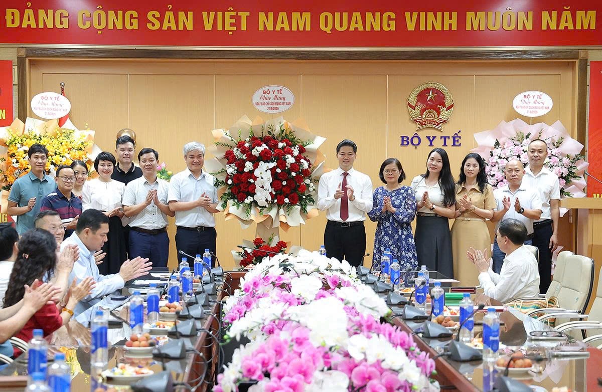 Lãnh đạo Bộ Y tế gặp mặt, chúc mừng các cơ quan báo chí, truyền thông của ngành nhân Kỷ niệm 101 năm Ngày Báo chí cách mạng Việt Nam- Ảnh 6. Lãnh đạo Bộ Y tế gặp mặt, chúc mừng các cơ quan báo chí, truyền thông của ngành nhân Kỷ niệm 101 năm Ngày Báo chí cách mạng Việt Nam- Ảnh 6.