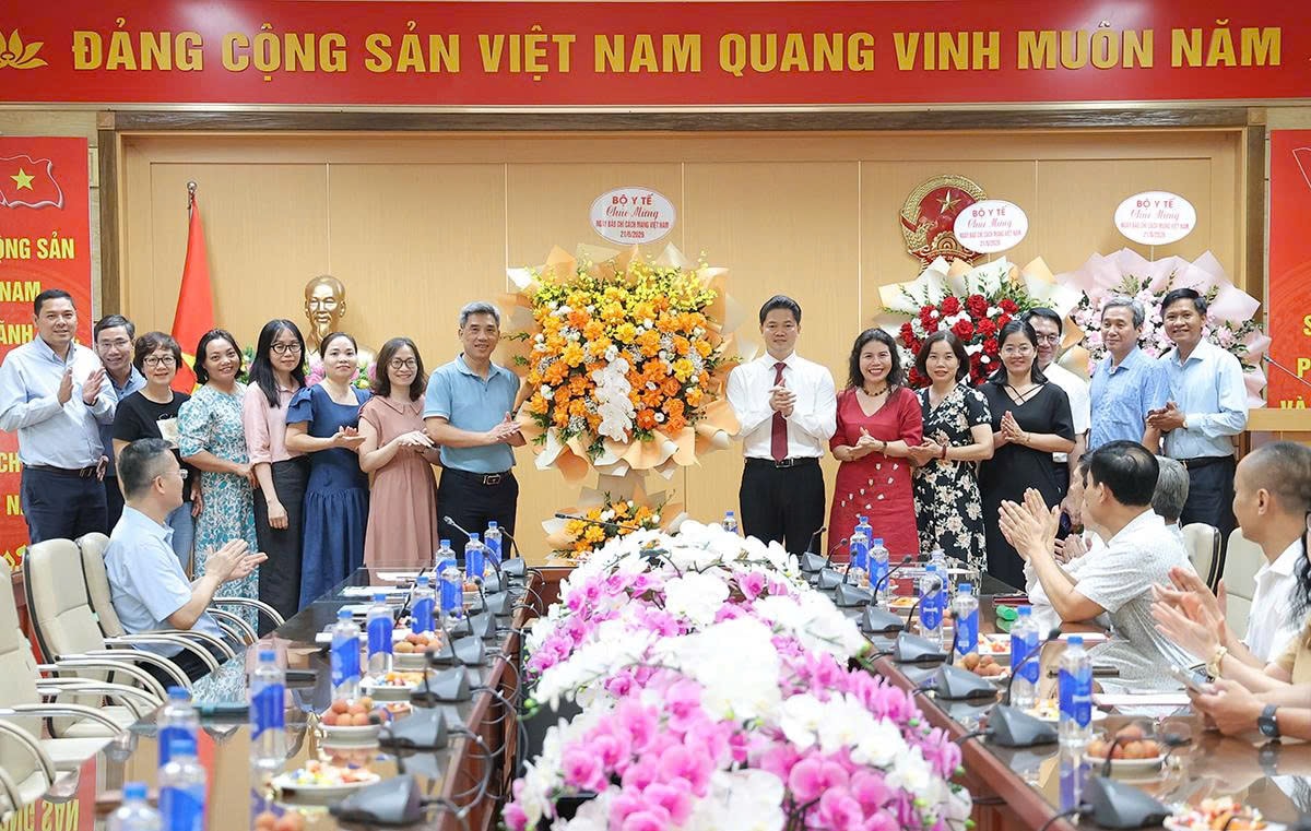 Lãnh đạo Bộ Y tế gặp mặt, chúc mừng các cơ quan báo chí, truyền thông của ngành nhân Kỷ niệm 101 năm Ngày Báo chí cách mạng Việt Nam- Ảnh 7. Lãnh đạo Bộ Y tế gặp mặt, chúc mừng các cơ quan báo chí, truyền thông của ngành nhân Kỷ niệm 101 năm Ngày Báo chí cách mạng Việt Nam- Ảnh 7.