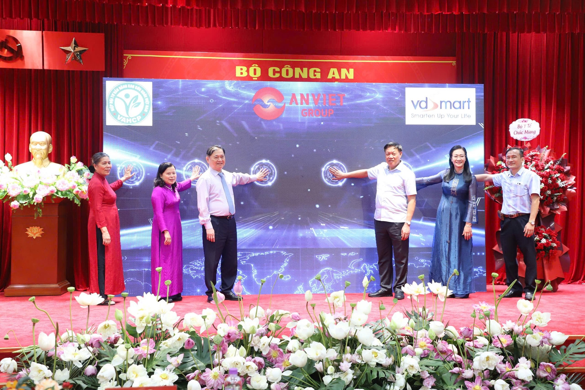 Thứ trưởng Đỗ Xuân Tuyên: VAHCP tiếp tục đồng hành cùng ngành y tế vì sức khỏe người dân- Ảnh 2. Thứ trưởng Đỗ Xuân Tuyên: VAHCP tiếp tục đồng hành cùng ngành y tế vì sức khỏe người dân- Ảnh 2.
