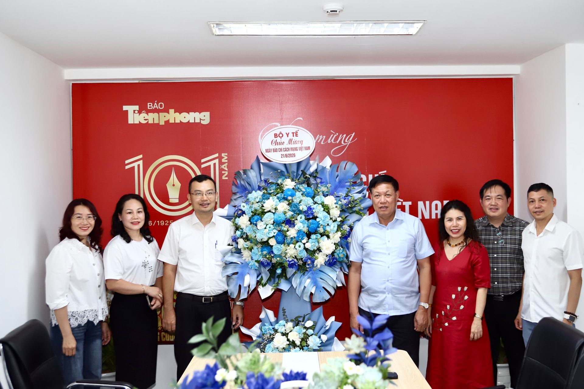 Thứ trưởng Bộ Y tế Đỗ Xuân Tuyên chúc mừng Báo Tiền Phong nhân dịp 101 năm Ngày Báo chí Cách mạng Việt Nam - Ảnh 1.