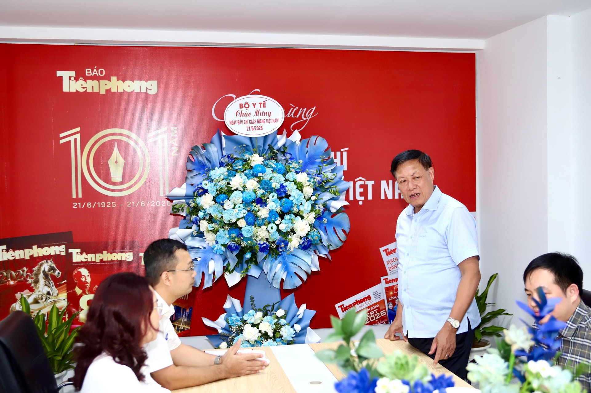 Thứ trưởng Bộ Y tế Đỗ Xuân Tuyên chúc mừng Báo Tiền Phong nhân dịp 101 năm Ngày Báo chí Cách mạng Việt Nam - Ảnh 2.