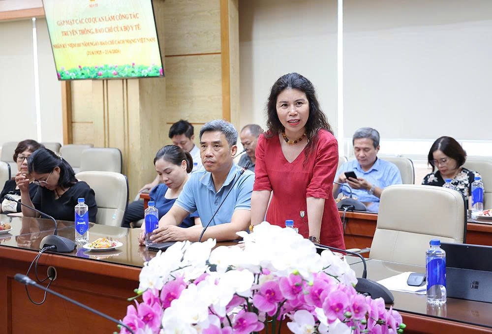 Lãnh đạo Bộ Y tế gặp mặt, chúc mừng các cơ quan báo chí, truyền thông của ngành nhân Kỷ niệm 101 năm Ngày Báo chí cách mạng Việt Nam- Ảnh 4. Lãnh đạo Bộ Y tế gặp mặt, chúc mừng các cơ quan báo chí, truyền thông của ngành nhân Kỷ niệm 101 năm Ngày Báo chí cách mạng Việt Nam- Ảnh 4.
