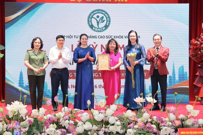 Thứ trưởng Đỗ Xuân Tuyên: VAHCP tiếp tục đồng hành cùng ngành y tế vì sức khỏe người dân- Ảnh 5. Thứ trưởng Đỗ Xuân Tuyên: VAHCP tiếp tục đồng hành cùng ngành y tế vì sức khỏe người dân- Ảnh 5.