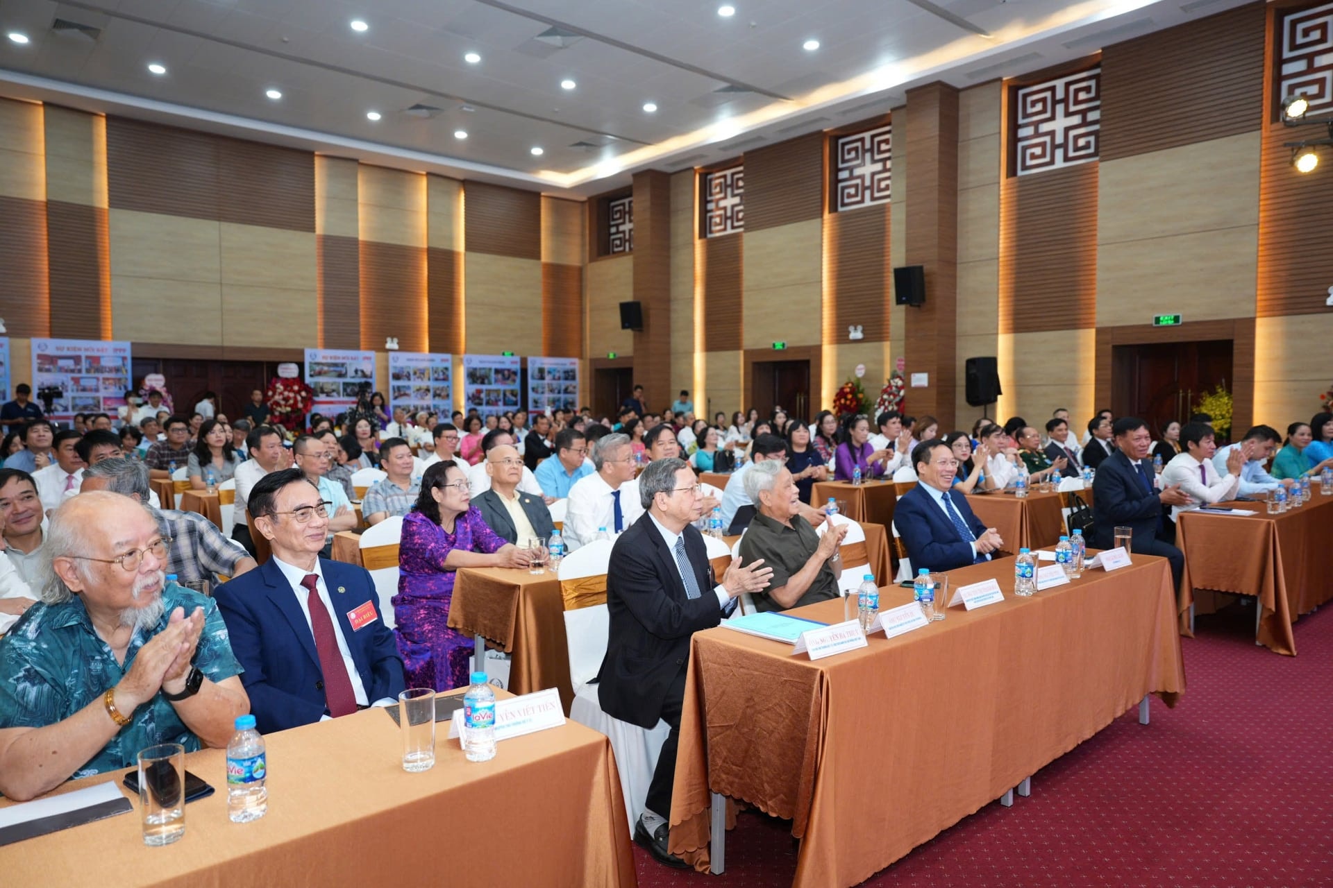 Thứ trưởng Bộ Y tế, tân Chủ tịch Hội KHHGĐ Việt Nam: 'Tập trung triển khai các chính sách nâng cao chất lượng dân số toàn diện và bền vững'- Ảnh 3. Thứ trưởng Bộ Y tế, tân Chủ tịch Hội KHHGĐ Việt Nam: 'Tập trung triển khai các chính sách nâng cao chất lượng dân số toàn diện và bền vững'- Ảnh 3.