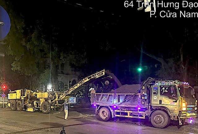 Vì sao dự án chống ngập tại nhiều tuyến phố trung tâm Hà Nội thi công kéo dài? - Ảnh 1.