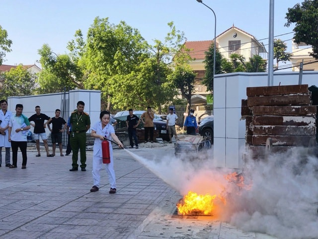 Trang bị kỹ năng ứng phó cháy nổ cho lực lượng tuyến đầu ở khu dân cư- Ảnh 3. Trang bị kỹ năng ứng phó cháy nổ cho lực lượng tuyến đầu ở khu dân cư- Ảnh 3.