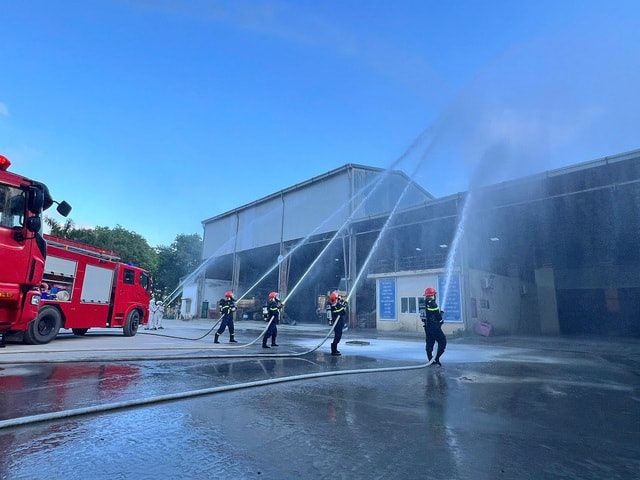 Trang bị kỹ năng ứng phó cháy nổ cho lực lượng tuyến đầu ở khu dân cư- Ảnh 2. Trang bị kỹ năng ứng phó cháy nổ cho lực lượng tuyến đầu ở khu dân cư- Ảnh 2.