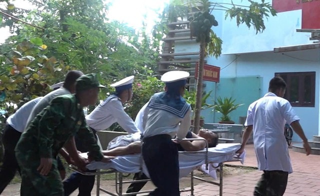 Cấp cứu kịp thời một ngư dân bị dây kéo lưới cắt đứt cẳng chân và rơi xuống biển- Ảnh 1. Cấp cứu kịp thời một ngư dân bị dây kéo lưới cắt đứt cẳng chân và rơi xuống biển- Ảnh 1.