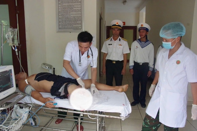 Cấp cứu kịp thời một ngư dân bị dây kéo lưới cắt đứt cẳng chân và rơi xuống biển- Ảnh 2. Cấp cứu kịp thời một ngư dân bị dây kéo lưới cắt đứt cẳng chân và rơi xuống biển- Ảnh 2.