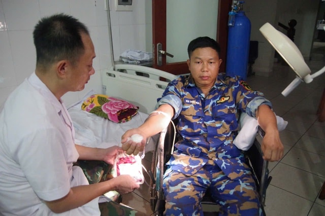 Cấp cứu kịp thời một ngư dân bị dây kéo lưới cắt đứt cẳng chân và rơi xuống biển- Ảnh 3. Cấp cứu kịp thời một ngư dân bị dây kéo lưới cắt đứt cẳng chân và rơi xuống biển- Ảnh 3.