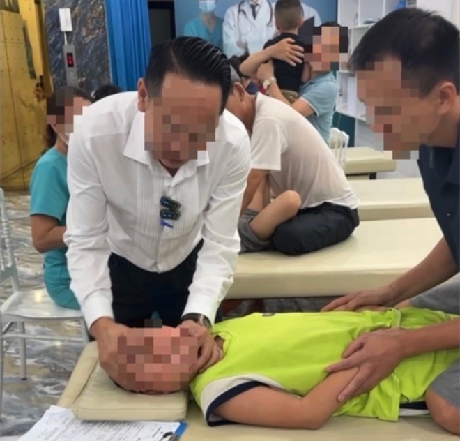 Sự thật về 'tiến sĩ nắn chỉnh xương' ở Y Đức Vương giúp trẻ 'không nói được thành nói được'- Ảnh 1. Sự thật về 'tiến sĩ nắn chỉnh xương' ở Y Đức Vương giúp trẻ 'không nói được thành nói được'- Ảnh 1.
