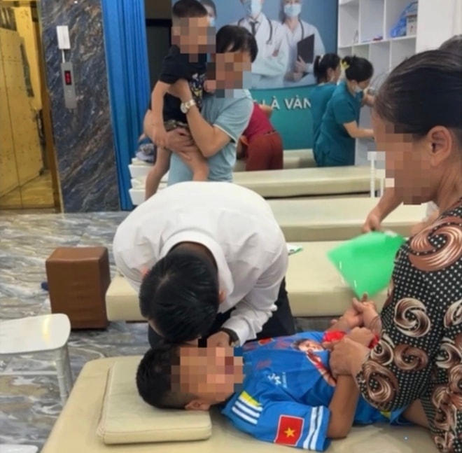 Sự thật về 'tiến sĩ nắn chỉnh xương' ở Y Đức Vương giúp trẻ 'không nói được thành nói được'- Ảnh 2. Sự thật về 'tiến sĩ nắn chỉnh xương' ở Y Đức Vương giúp trẻ 'không nói được thành nói được'- Ảnh 2.