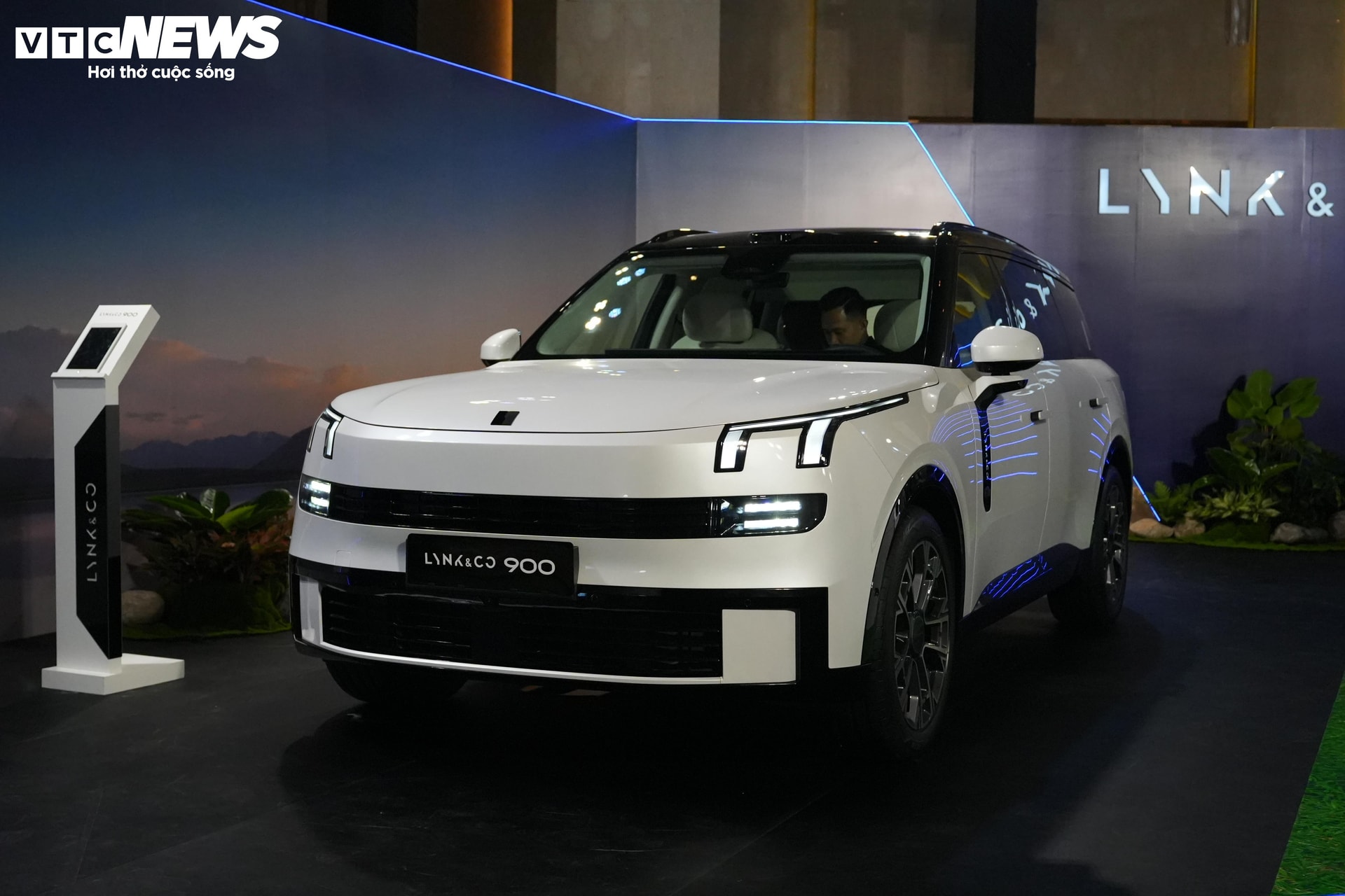 Lynk & Co 900 chốt giá hơn 3 tỷ đồng: Khoang xe như phòng khách hạng san - 1