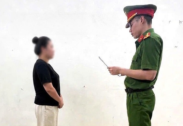 Ninh Bình: Bắt quả tang 'kiều nữ' 9X tàng trữ sừng tê giác trắng quý hiếm- Ảnh 1. Ninh Bình: Bắt quả tang 'kiều nữ' 9X tàng trữ sừng tê giác trắng quý hiếm- Ảnh 1.