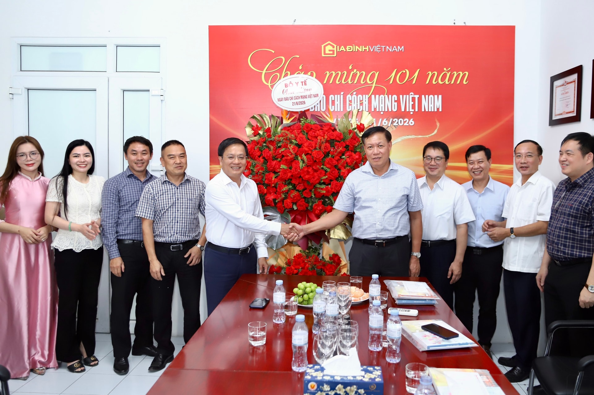 Thứ trưởng Bộ Y tế Đỗ Xuân Tuyên chúc mừng Tạp chí Gia đình Việt Nam nhân dịp 101 năm Ngày Báo chí Cách mạng Việt Nam - Ảnh 1.