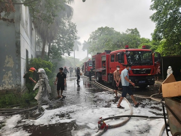 Hà Nội: Cháy kho chứa đồ thể thao, nhiều hàng hóa vừa nhập bị thiêu rụi- Ảnh 2. Hà Nội: Cháy kho chứa đồ thể thao, nhiều hàng hóa vừa nhập bị thiêu rụi- Ảnh 2.