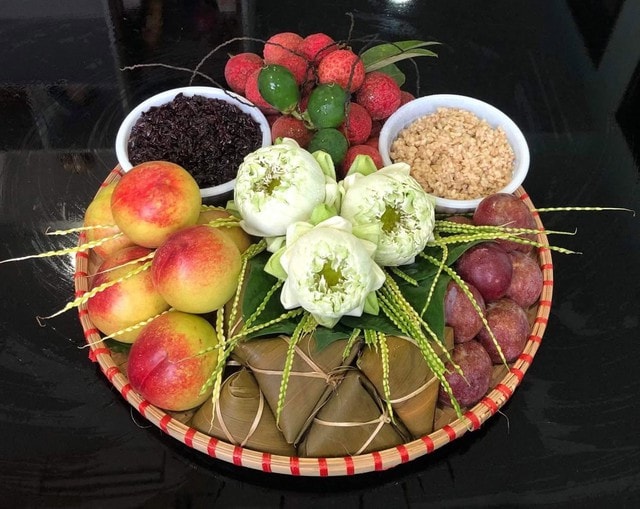 Tết Đoan Ngọ: Nhiều gia đình chọn mâm cúng tối giản, vừa đủ giữ nét truyền thống- Ảnh 3.