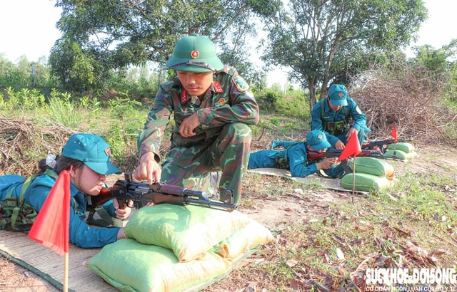 Những 'bóng hồng sao vuông' giỏi thao trường, đảm việc bếp núc- Ảnh 1. Những 'bóng hồng sao vuông' giỏi thao trường, đảm việc bếp núc- Ảnh 1.