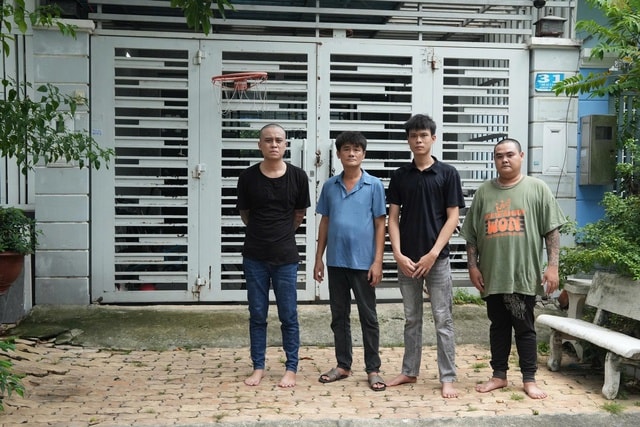 Bắt nhiều đối tượng dùng hung khí đòi nợ kiểu cướp tài sản ở TPHCM- Ảnh 2. Bắt nhiều đối tượng dùng hung khí đòi nợ kiểu cướp tài sản ở TPHCM- Ảnh 2.