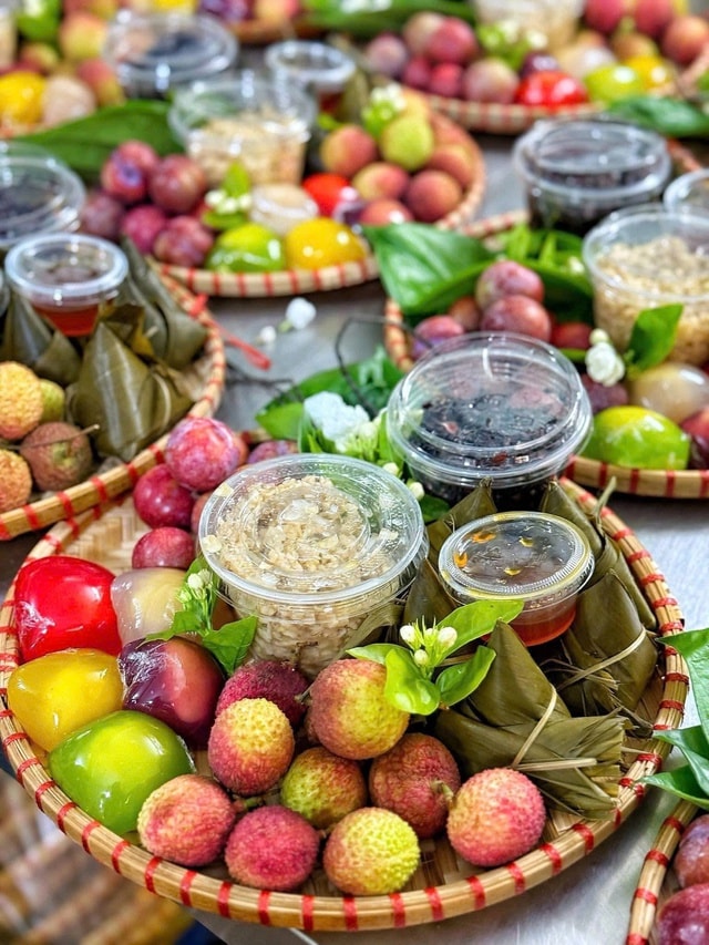 Tết Đoan Ngọ: Nhiều gia đình chọn mâm cúng tối giản, vừa đủ giữ nét truyền thống- Ảnh 4.