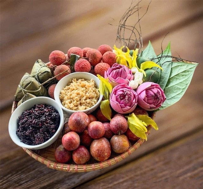 Tết Đoan Ngọ: Nhiều gia đình chọn mâm cúng tối giản, vừa đủ giữ nét truyền thống- Ảnh 2.