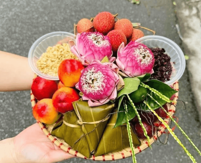 Tết Đoan Ngọ: Nhiều gia đình chọn mâm cúng tối giản, vừa đủ giữ nét truyền thống- Ảnh 1.