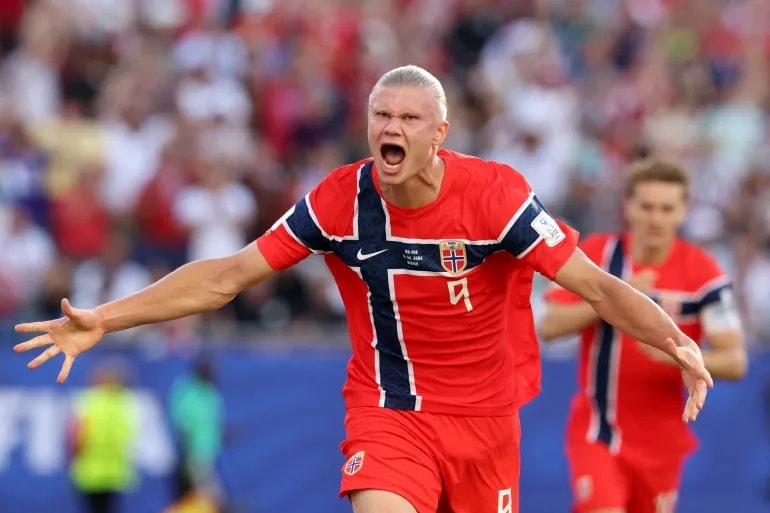 Erling Haaland ăn mừng bàn thắng trong trận ra mắt World Cup.