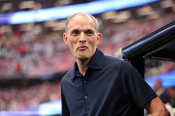 HLV Thomas Tuchel chỉ đạo các học trò trên sân