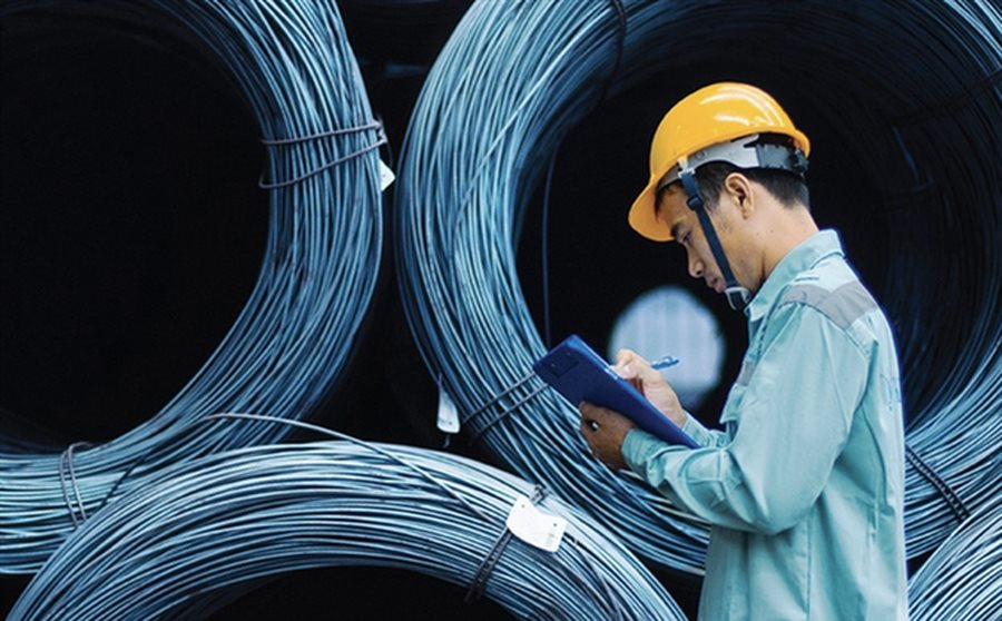 Diễn biến trái chiều của giá thép và quặng sắt khi nhu cầu Trung Quốc chững lại.