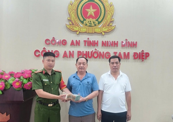 Đi làm sáng sớm, người đàn ông nhặt được nửa tỷ đồng trong chiếc cặp màu tím- Ảnh 1.