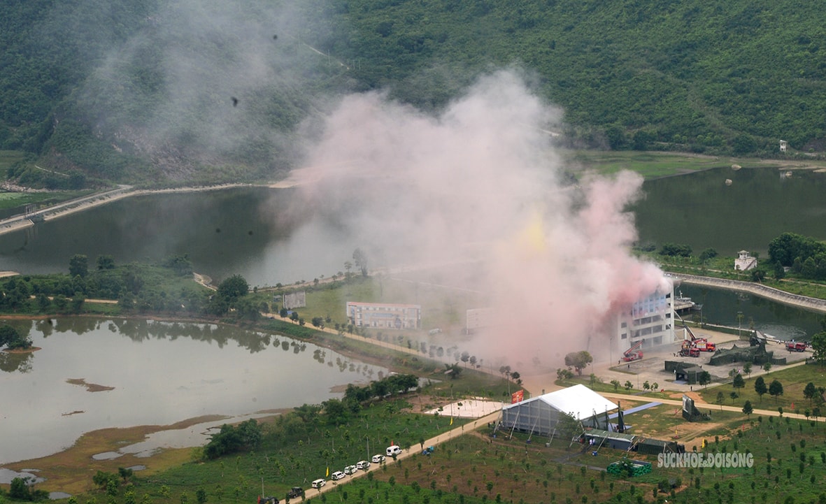 Không quân 916 diễn tập đưa nạn nhân rời nóc nhà cao tầng bằng trực thăng- Ảnh 2. Không quân 916 diễn tập đưa nạn nhân rời nóc nhà cao tầng bằng trực thăng- Ảnh 2.