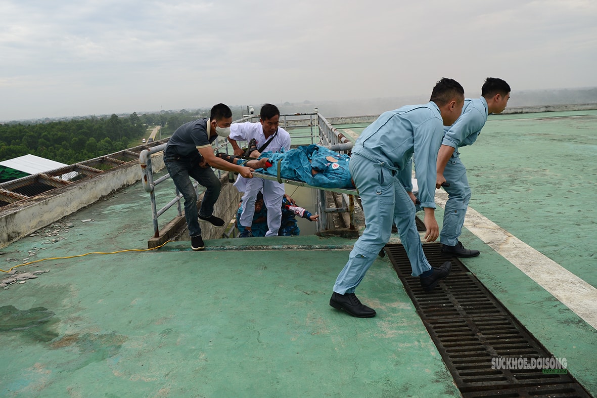 Không quân 916 diễn tập đưa nạn nhân rời nóc nhà cao tầng bằng trực thăng- Ảnh 3. Không quân 916 diễn tập đưa nạn nhân rời nóc nhà cao tầng bằng trực thăng- Ảnh 3.
